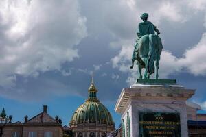 histórico equestre estátua, mármore Igreja cúpula dentro copenhague, Dinamarca foto