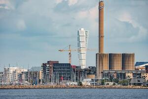 sereno marina emparelhado com a torção tronco Horizonte, malmo, Suécia. foto