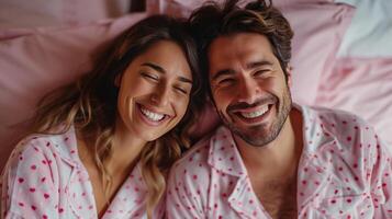 ai gerado uma feliz casal dentro Coincidindo pijamas risos enquanto deitado dentro cama foto