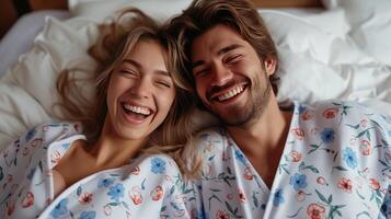 ai gerado uma feliz casal dentro Coincidindo pijamas risos enquanto deitado dentro cama foto