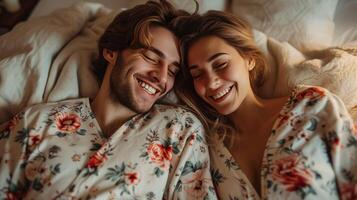 ai gerado uma feliz casal dentro Coincidindo pijamas risos enquanto deitado dentro cama foto