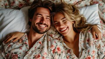 ai gerado uma feliz casal dentro Coincidindo pijamas risos enquanto deitado dentro cama foto