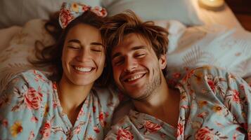 ai gerado uma feliz casal dentro Coincidindo pijamas risos enquanto deitado dentro cama foto