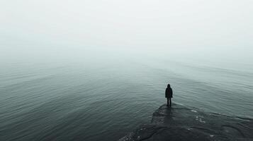 ai gerado uma pequeno figura em pé às a Beira do a oceano, contemplando a vastidão com curiosidade e temor foto