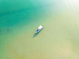 uma barco flutuando dentro a água foto