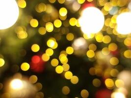 Natal árvore abstrato bokeh borrão luz círculo vermelho laranja e amarelo brilhando flare padronizar Preto fundo foto