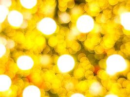 abstrato brilhante Natal árvore bokeh borrão luz círculo vermelho laranja e dourado brilhando flare padronizar Preto fundo foto