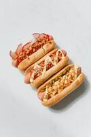 quente cachorros com linguiça e ketchup em uma branco fundo, topo Visão foto