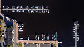aéreo zangão cenário do pescaria barcos e turista iates ancorado às a marina. kuopio Porto Finlândia foto