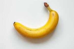 ai gerado amarelo 1 banana isolado em branco fundo. uma amarelo banana senta em topo do uma branco mesa, criando uma simples e minimalista composição. foto