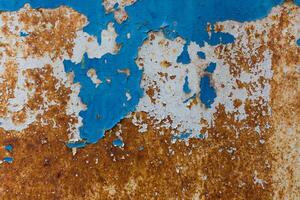 oxidado metal superfície com azul pintura descamação e rachaduras textura foto