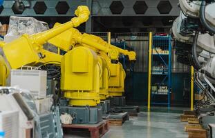 industrial robô braço armazenar, produtos distribuição robô conceito, conceito do artificial inteligência para a industrial revolução, e automação fabricação processo. foto