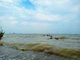 Indramayu, Indonésia - janeiro 2, 2024 uma pequeno criança quem estava chorando Porque dele mãe contado ele para Pare jogando em a de praia foto