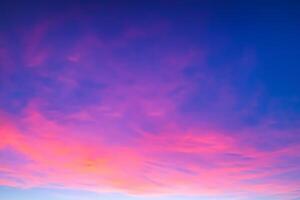 pastel sonhos uma hipnotizante tela de pintura pintado dentro lindo pastel céu, revelação da natureza tranquilo elegância e criando uma sereno horizonte transbordante com suave matizes e etéreo beleza foto