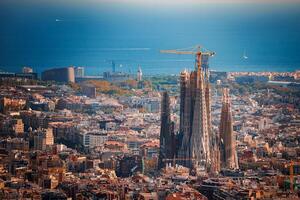 expansivo panorâmico Visão do sagrada família, Barcelona Horizonte dentro Espanha foto