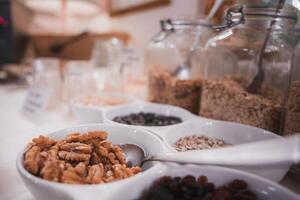 sortido cereal, nozes, e granola dentro à moda mesa configuração às Veneza hotel foto