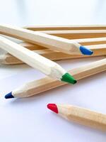 de madeira colorida comum lápis isolado em uma branco fundo foto
