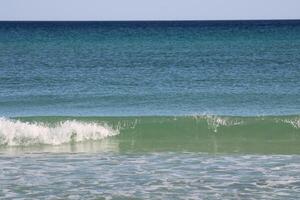 de praia frente areia e ondas foto