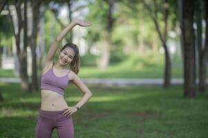 asiática linda mulher magra no parque, jovem adora exercícios saudáveis, adolescente usa roupas esportivas foto