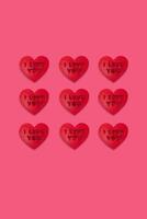 namorados cartões com letras Eu amor você. declaração do amar. amor carta, vermelho papel construir corações Rosa fundo, poster vertical foto