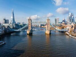 aéreo Visão do a icônico torre ponte conectando Londres com Southwark foto