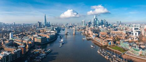 aéreo Visão do a icônico torre ponte conectando Londres com Southwark foto