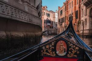 icônico gôndola planador ao longo pacífico canal dentro Veneza, Itália - clássico veneziano arquitetura foto