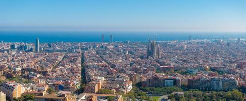 aéreo Visão do Barcelona cidade Horizonte e sagrada familia catedral às pôr do sol foto