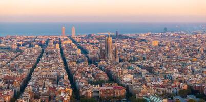 aéreo Visão do Barcelona cidade Horizonte e sagrada familia catedral às pôr do sol foto