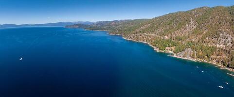 lindo aéreo Visão do a Tahoe lago a partir de acima dentro Califórnia, EUA. foto