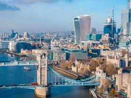 aéreo Visão do a icônico torre ponte conectando Londres com Southwark foto