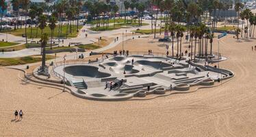 patim borda parque dentro Veneza de praia às pôr do sol, Califórnia, EUA foto