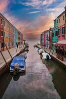 cênico Veneza canal com colorida edifícios e gôndolas, capturando a essência do veneziano estilo foto