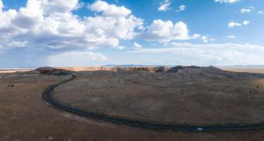 aéreo Visão do a meteoro cratera natural ponto de referência às arizona. foto