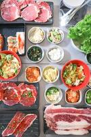 cru carne , fatiado carne ou carne para cozinhar e coreano salada foto