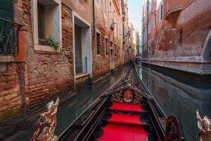 romântico gôndola planador ao longo pitoresco canal dentro Veneza, Itália em ensolarado dia foto