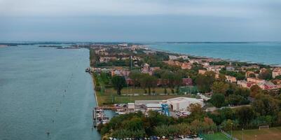 vista aérea da ilha de lido de venezia em veneza, itália. foto