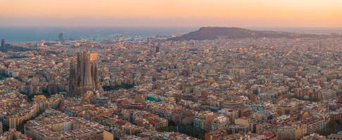 aéreo Visão do Barcelona cidade Horizonte e sagrada familia catedral às pôr do sol foto