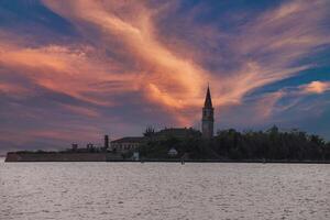 tranquilo crepúsculo cena sereno poveglia ilha dentro calma águas com nublado céu às crepúsculo foto