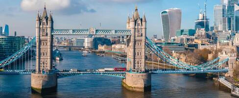 aéreo Visão do a icônico torre ponte conectando Londres com Southwark foto