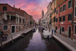 sereno limitar canal dentro Veneza, Itália com icônico arquitetura e água reflexão foto