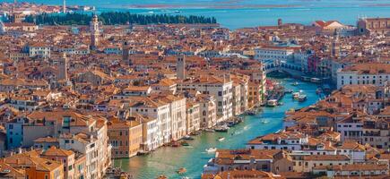 aéreo Visão do Veneza perto santo marca quadrado, rialto ponte e limitar canais. foto