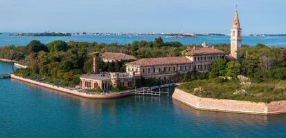 aéreo Visão do a atormentou fantasma ilha do poveglia dentro a veneziano lagoa foto