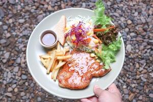 carne de porco bife , grelhado carne de porco ou fatiado carne de porco e salada foto