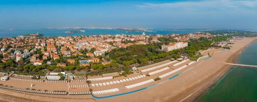 vista aérea da ilha de lido de venezia em veneza, itália. foto