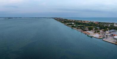 vista aérea da ilha de lido de venezia em veneza, itália. foto