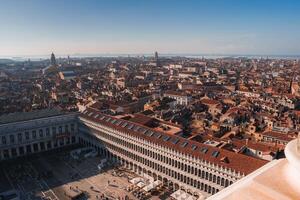 tirar o fôlego Veneza paisagem urbana com icônico edifícios e enrolamento canais dentro caloroso luz solar foto