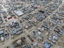 aéreo Visão do a queimando homem festival dentro nevada deserto. Preto Rocha cidade a partir de acima. foto