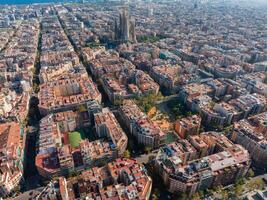 aéreo Visão do Barcelona cidade Horizonte e sagrada familia catedral às pôr do sol foto