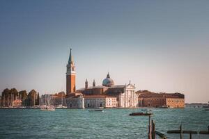 tranquilo Veneza paisagem urbana sereno Visão do icônico italiano cidade a partir de a água foto